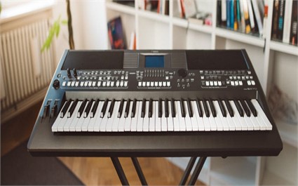 Đàn organ là gì? Sự khác nhau giữa đàn organ và đàn piano điện? Nên chọn mua organ hay piano cho người mới? Nên mua ở đâu?